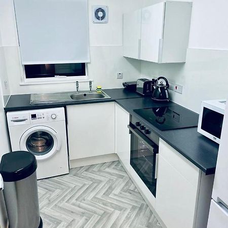 Modern 2 Bedroom Apartment With Free Parking กลาสโกว์ ภายนอก รูปภาพ
