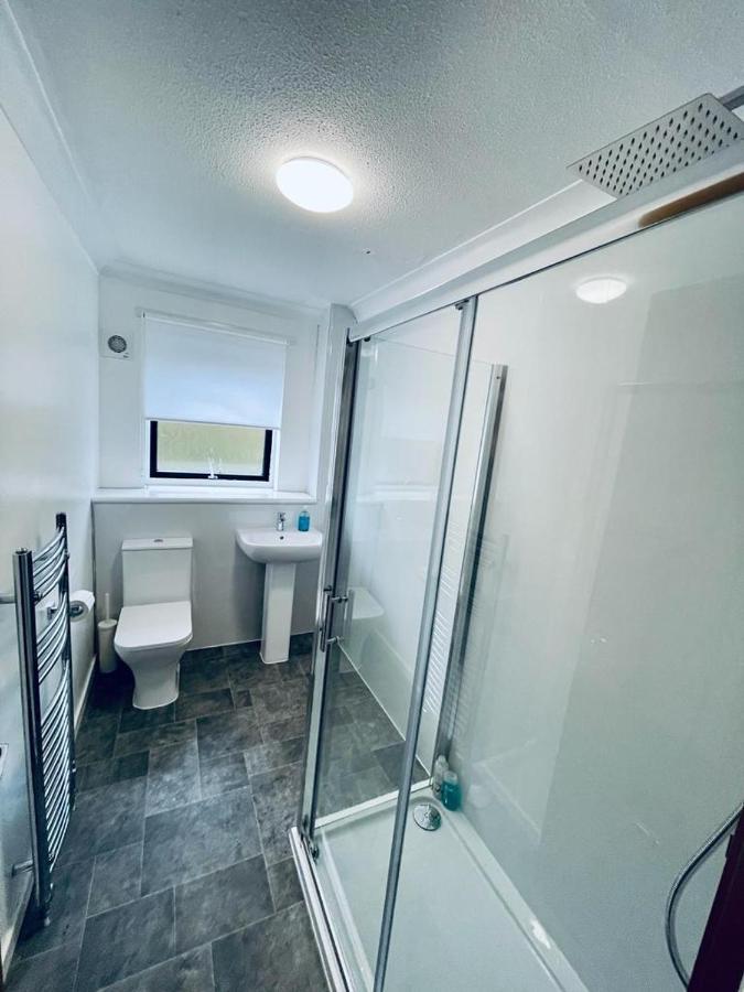 Modern 2 Bedroom Apartment With Free Parking กลาสโกว์ ภายนอก รูปภาพ