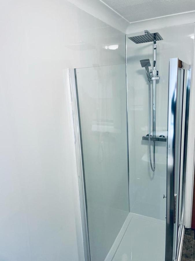 Modern 2 Bedroom Apartment With Free Parking กลาสโกว์ ภายนอก รูปภาพ
